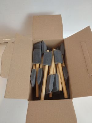 une boîte en carton avec un tas d'outils à l'intérieur