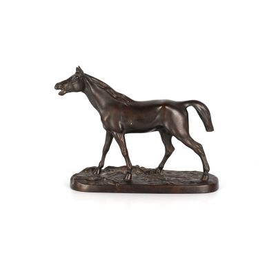 statue en bronze représentant un cheval sur un socle, sur fond blanc
