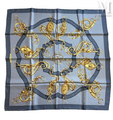 foulard carré en soie à motifs floraux dorés et bleus