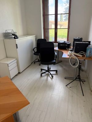 une pièce avec un bureau et une chaise