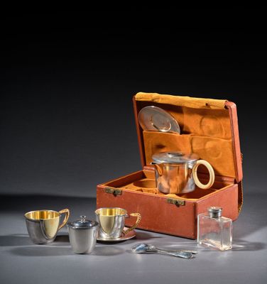une valise contenant un service à thé, posée sur une table