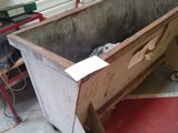 une baignoire en cours de construction dans un garage