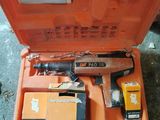 une boîte à outils orange contenant un marteau, un marteau et d'autres outils