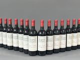 six bouteilles de vin rouge alignées