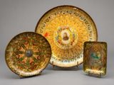 trois assiettes décoratives et une assiette sur laquelle figure l'image d'un homme