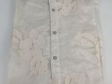 le dos d'une chemise blanche ornée d'un motif floral