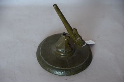 un petit pistolet jouet posé sur une table
