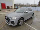 L'Audi QX est garée sur un parking.