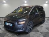 une citrole grise garée sur le sol en damier d'un garage