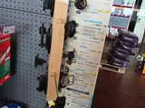une photo montrant un présentoir de skis et de snowboards dans un magasin