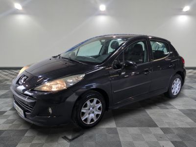 la photo d'une voiture noire garée dans un garage