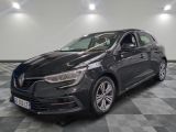 la voiture noire est garée dans le garage sur un sol en damier