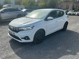 une voiture blanche garée dans un parking à côté d'autres voitures