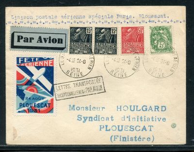une vieille carte postale sur laquelle sont collés de nombreux timbres