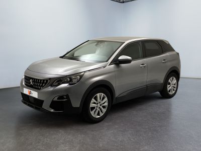 La voiture grise est garée dans le garage d'un immeuble.