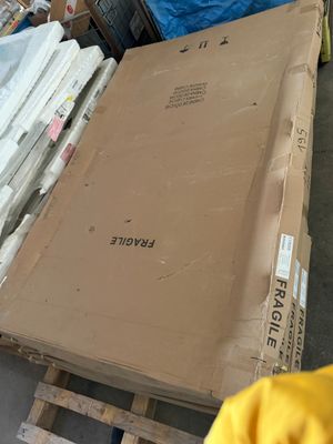 un grand nombre de boîtes posées sur une palette