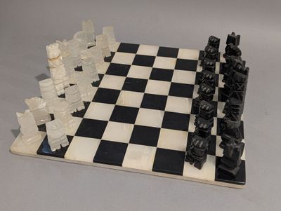 un échiquier noir et blanc sur lequel sont disposées des pièces d'échecs