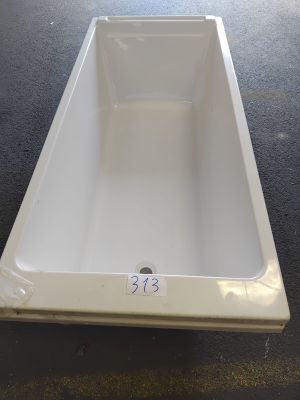 une photo d'une baignoire blanche posée sur un sol noir