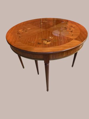 Table ronde en marqueterie et placage, à allonges, à décor d…