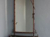 un miroir et un banc dans un coin de la pièce