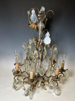 Lustre en bronze et pampilles à 8 bras de lumière. Ht : 80 c…