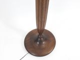 une table en bois sur laquelle se trouve un vase