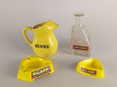 un pichet jaune, un cendrier jaune et une bouteille en verre