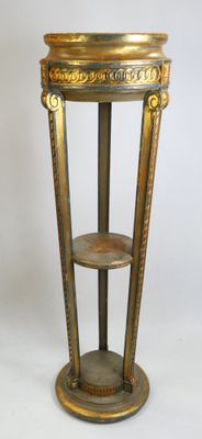 une petite table surmontée d'une étagère