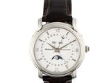 gros plan d'une montre sur fond blanc avec un bracelet noir