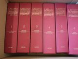 six livres rouges dans une boîte posée sur une surface blanche
