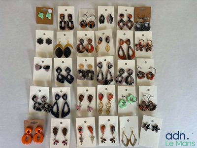 un gros plan sur un lot de boucles d'oreilles exposées sur une table