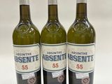 trois bouteilles de vin à l'absinthe posées les unes à côté des autres