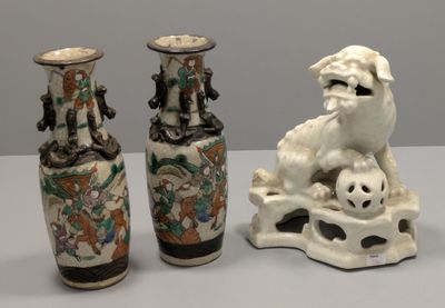 trois vases posés sur une table
