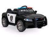 une petite voiture de police posée sur une surface blanche