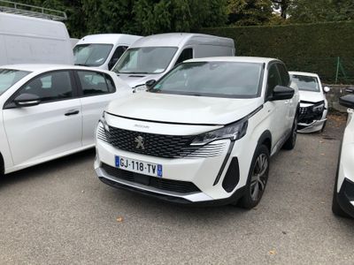 plusieurs voitures garées les unes à côté des autres dans un parking