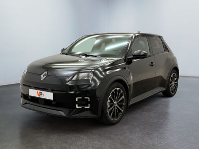 La voiture noire est garée dans une grande pièce au sol noir.