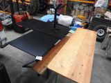 une photo d'une table sur laquelle se trouve un ordinateur portable