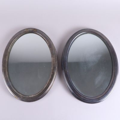 paire de miroirs ronds à bordure argentée sur fond blanc