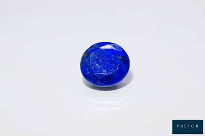 gros plan d'une pierre bleue sur une surface blanche