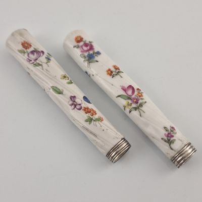 une paire de fleurs blanches et roses sur fond blanc, rehaussées de touches argentées