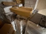 une pile de cartons et un ordinateur portable dans une pièce