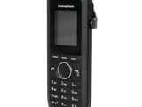 l'arrière d'un téléphone portable noir muni d'un bouton