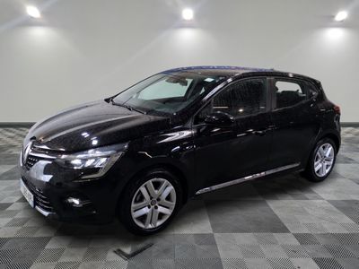 une voiture noire est garée dans une pièce au sol en damier