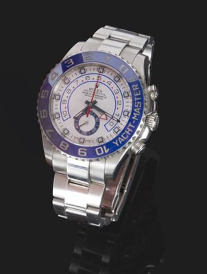 Montre Rolex posée sur une surface noire, sur fond noir