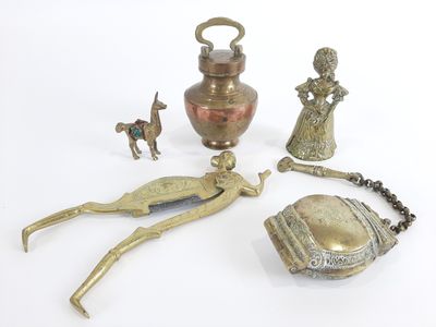 un grand nombre d'objets posés sur une surface blanche