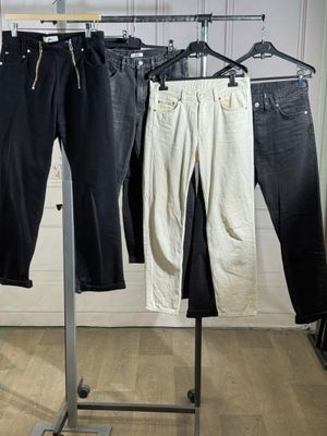 Lot comprenant cinq jean's homme, denim blanc, noir et gris.