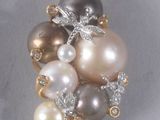 une image représentant un pendentif orné de perles et de diamants sur fond blanc