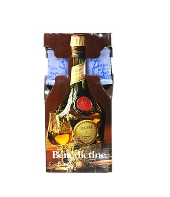 l'image d'une bouteille d'alcool posée sur une table