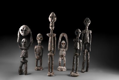 un ensemble de cinq figurines sculptées de tailles et de formes différentes