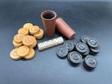 beaucoup de pièces en bois et une tasse sur la table